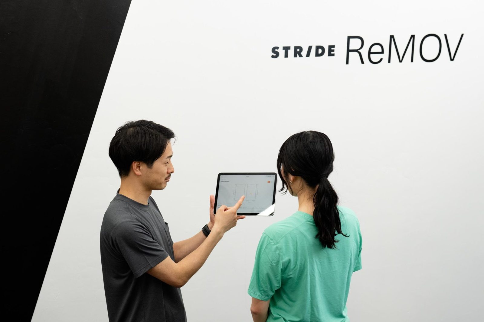トレーナーがタブレットで測定結果を説明する様子